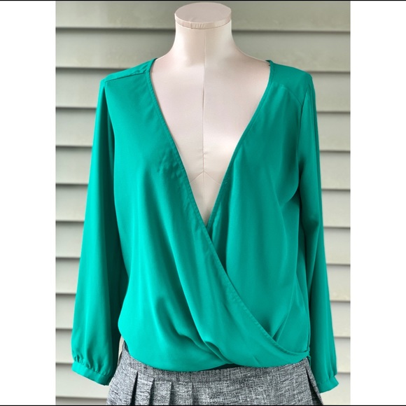 🔥SOLD🔥Nordstrom Lush | Wrap V-Neck Top - Picture 2 of 7